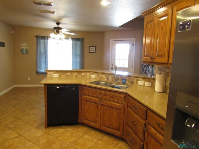 Building Photo - 1405 Lincoln Dr