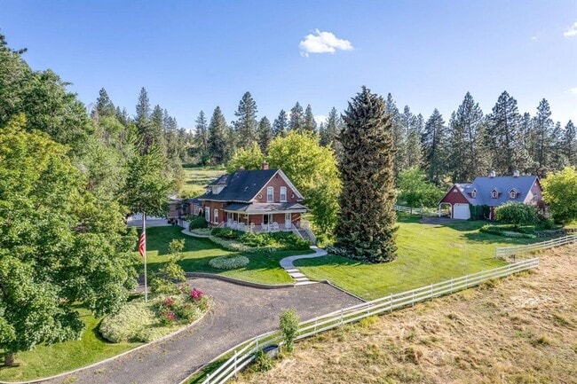 Building Photo - Historic Queen-Anne Style Home