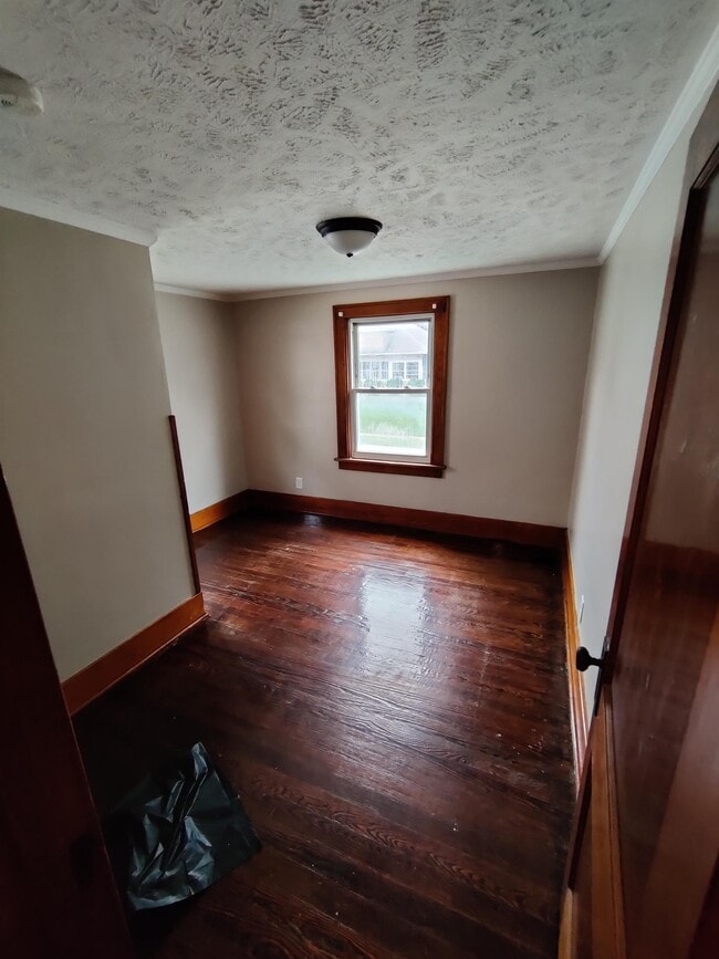 Building Photo - 127 E Woodside St