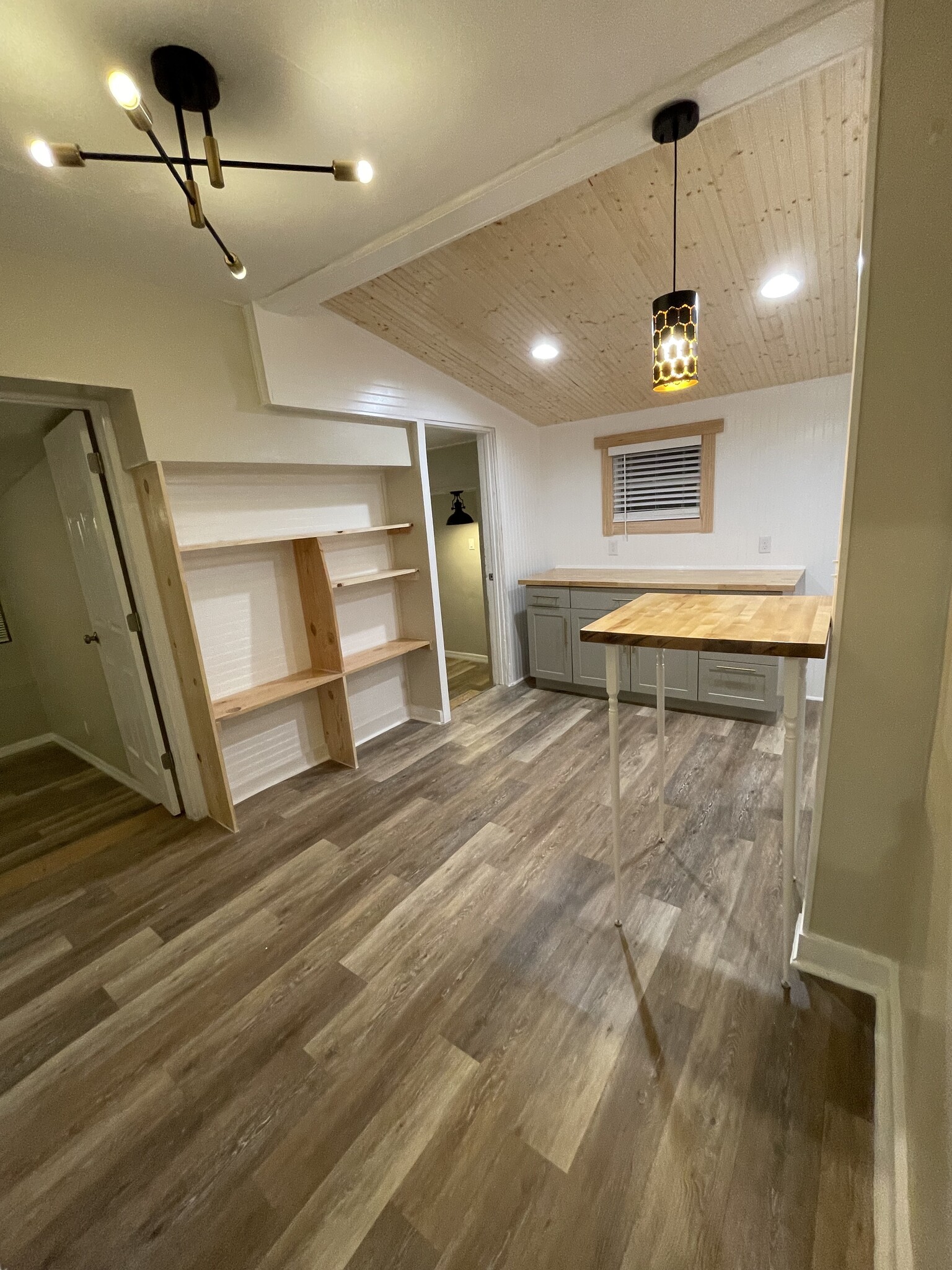 kitchen facing two bedrooms - 1380 Tioga Ave