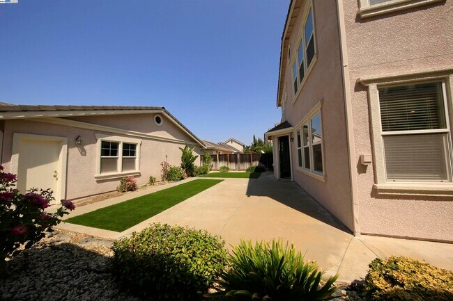 Building Photo - 1516 Whispering Oaks Way