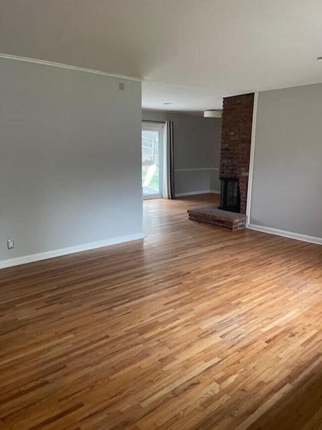 Building Photo - Well Maintained Mid Town Bungalow!