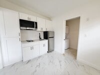 Building Photo - 2511 Drake Dr