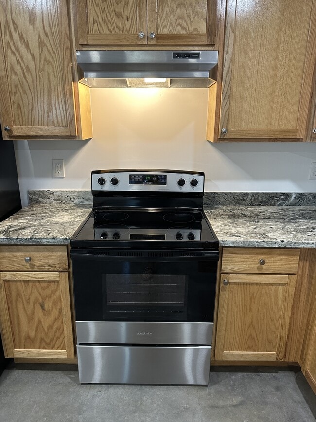 Building Photo - 126 S Refinery St