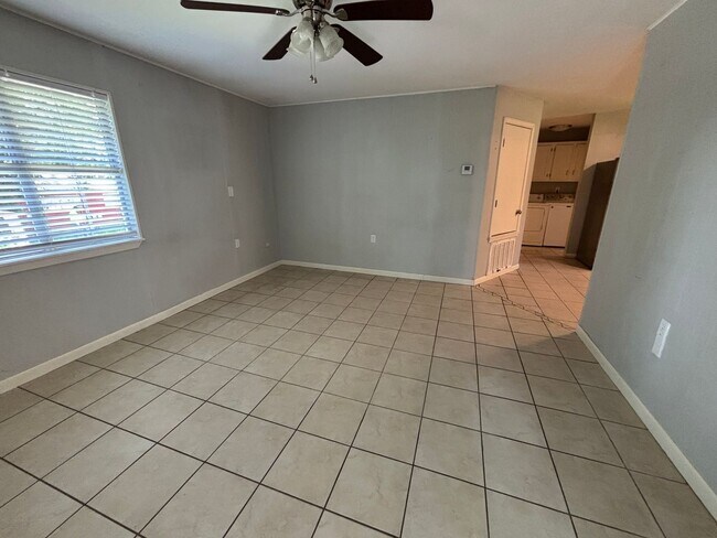 Building Photo - 6450-6462 W Nicole Ln