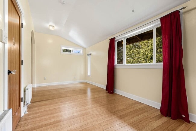 Building Photo - 4061 NE 110th St