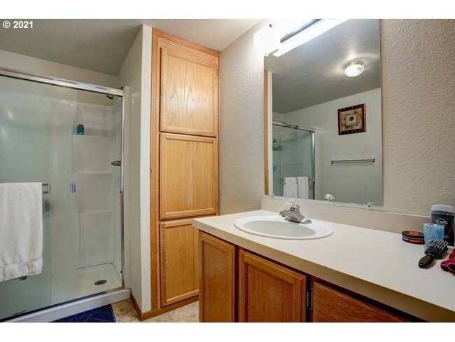 Building Photo - 1075 SE Castlewood Dr