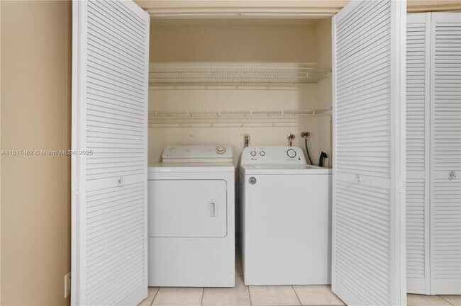 Building Photo - 3 bedroom in Hollywood FL 33020