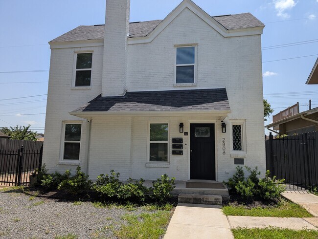 Building Photo - 2806 Rosewood St