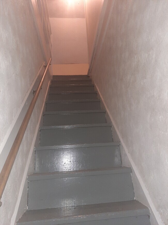 staircase up to bedrooms - 2148 W Lee St