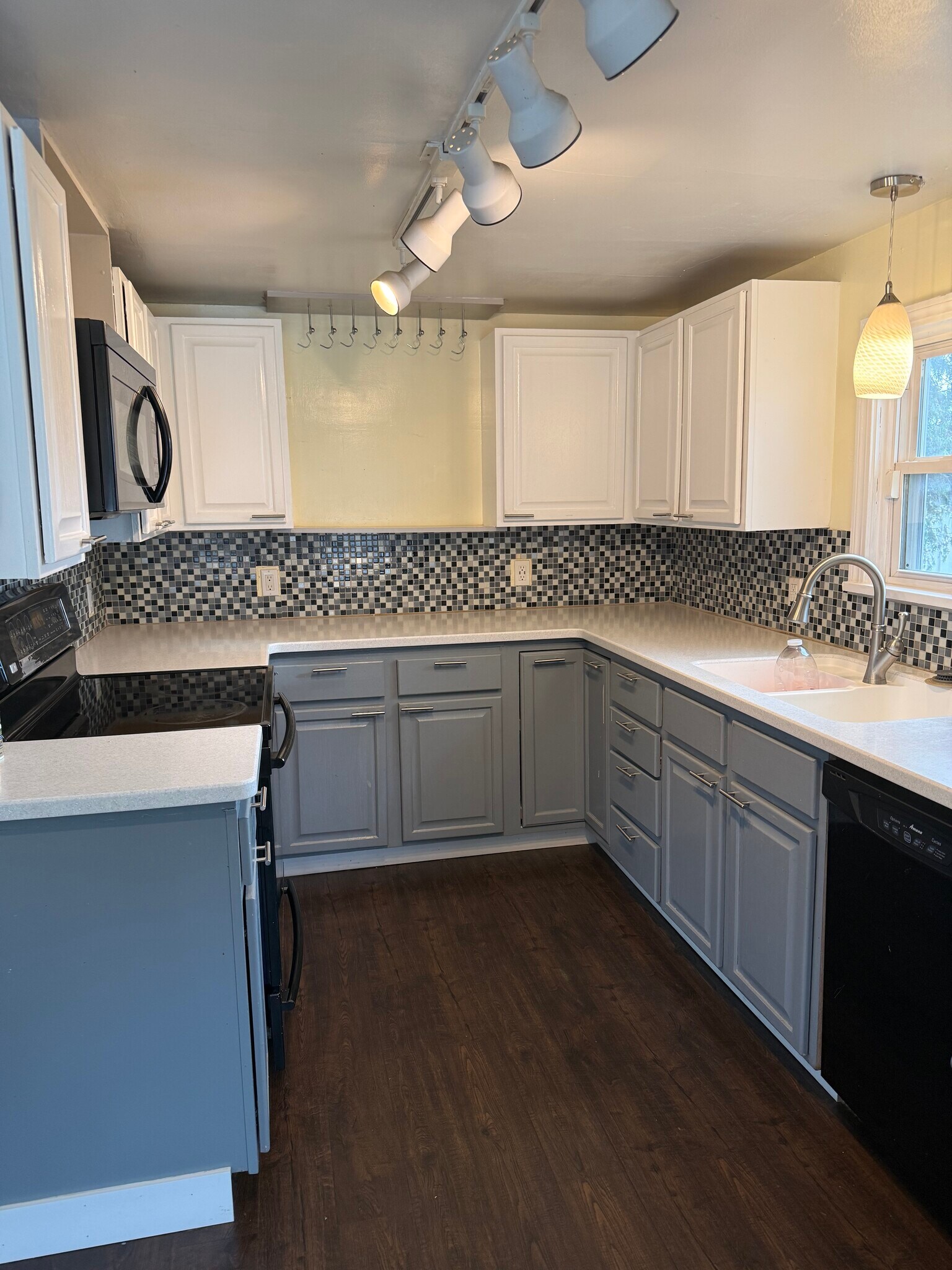 Building Photo - 9518 E Broadway Ave