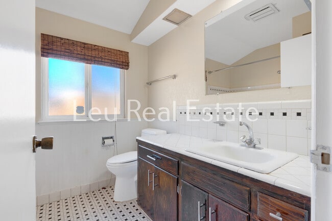 Building Photo - 6640 S Land Park Dr