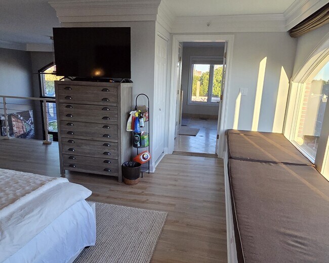 Building Photo - 1515 N Van Buren St