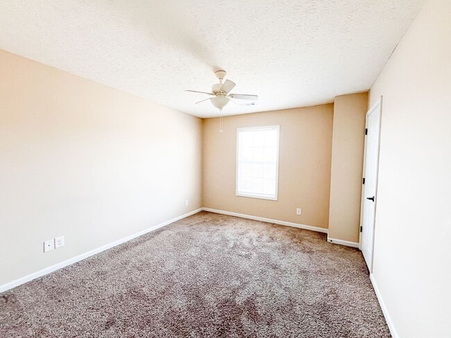 Building Photo - 2 Bedroom 1.5 Bathroom Townhome