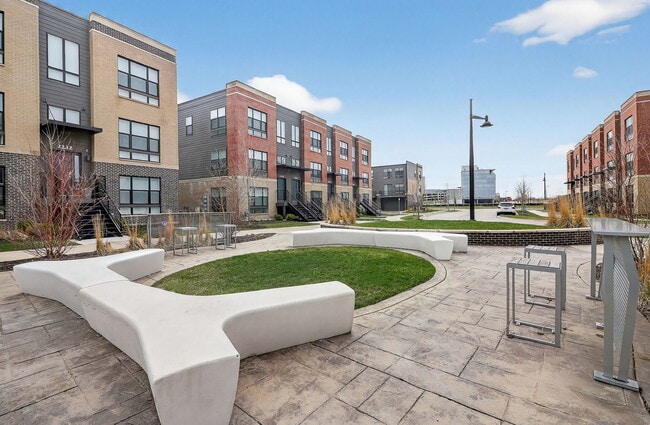 Building Photo - 2213 Venture Dr