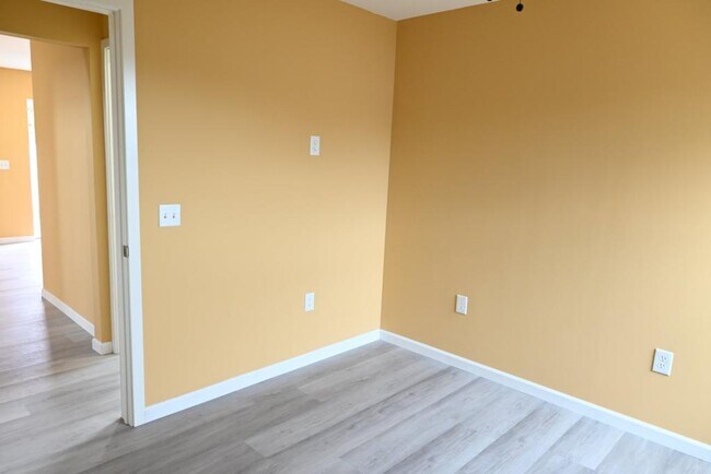 Building Photo - 10701 1/2 Doty Ave