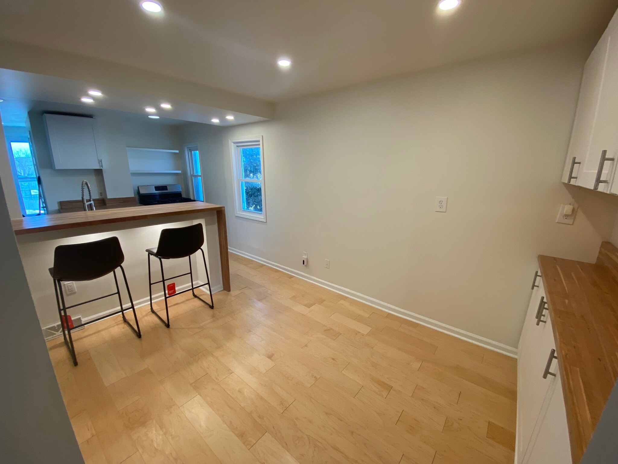 Building Photo - 2547 N Oakland Ave