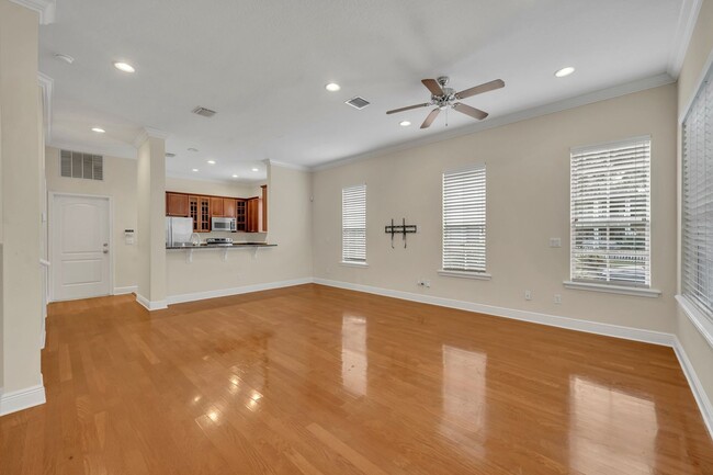 Building Photo - Gorgeous Townhome in Downtown Orlando