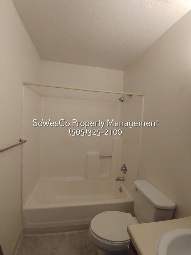 Building Photo - 2 Bedroom 1.5 Bath Townhome with Laundry Hookups