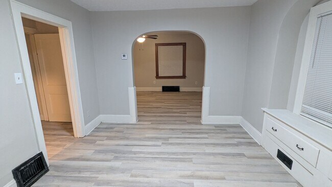 Building Photo - Charming 3-bedroom, 1-bathroom home located in the vibrant city of Akron