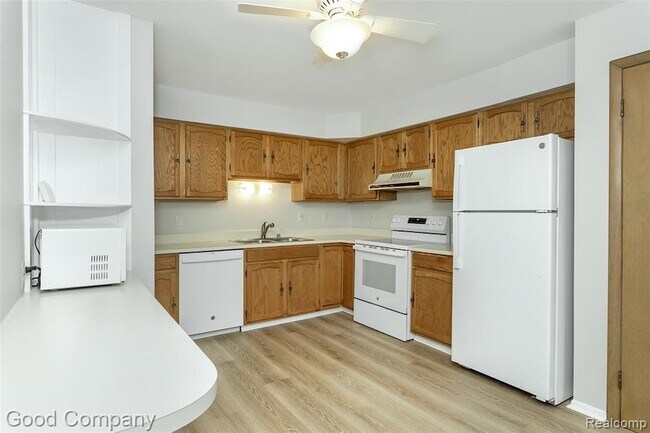 Building Photo - 946 N Adams Rd