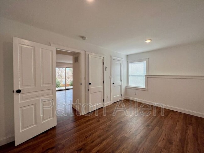 Building Photo - 125 Burton St