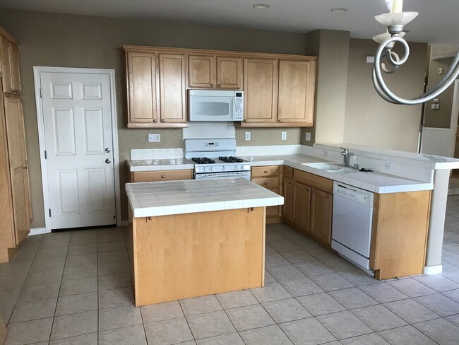 Building Photo - Beautiful 4 Bedroom, 2.5 Bath Mountain House Home