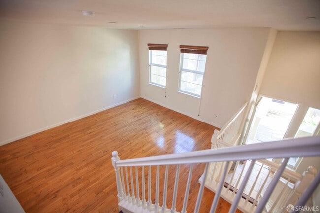 Building Photo - Beautiful updated 3-level, 3BR2.5BA and 2-car garage townhome!