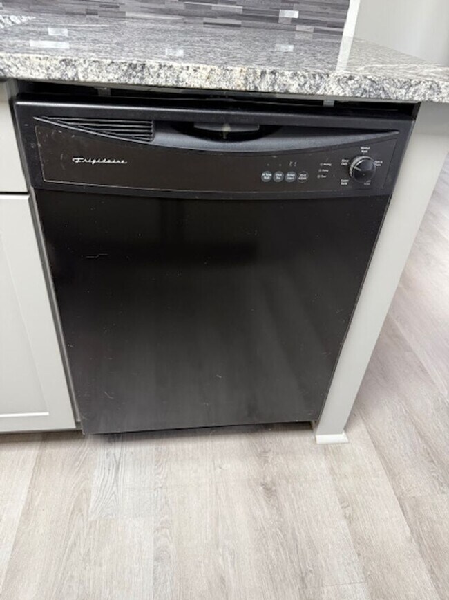 Building Photo - Beautifully remodeled 2 bedroom condo at w...