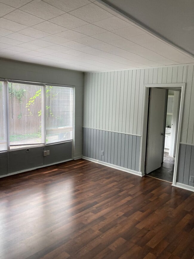 Building Photo - One Bedroom Apartment with den area- ALL UTILITIES INCLUDED!!