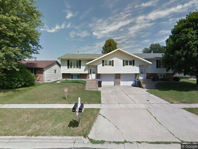 Building Photo - 1122-1124 Waunakee Duplex