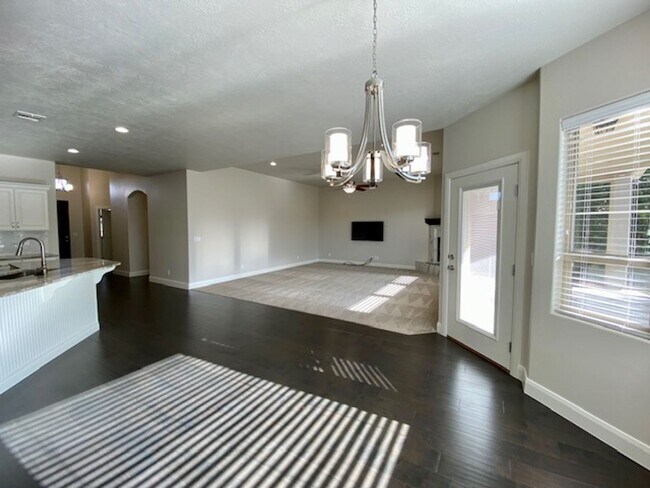 Building Photo - SPACIOUS HOME FOR RENT!