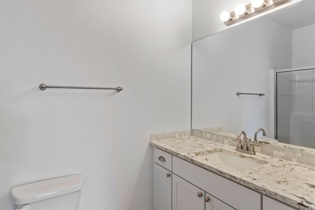 Building Photo - 3 Bath 2.5 Bath - Modern Townhome - Hillcrest - NAS Whidbey