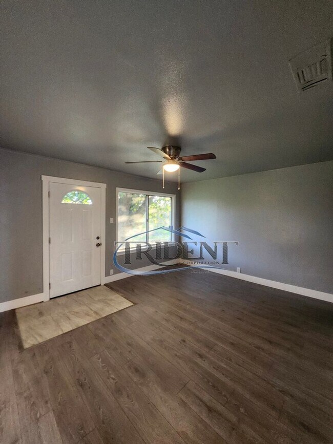 Building Photo - MOVE IN SPECIAL! FRESHLY painted interior! NEW vinyl flooring! This is a 2 Bedroom, 1 bath house ...