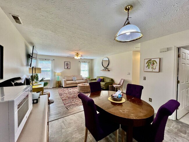 Building Photo - Fully furnished rental home for Corporate housing or insurance stays