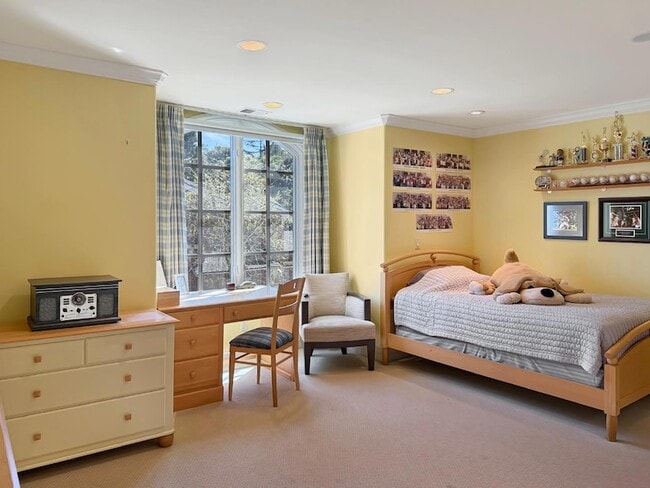 Building Photo - 1526 Hillview Dr