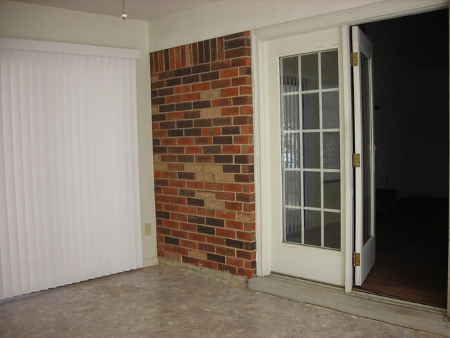 Building Photo - 3201 Foxchase Ct