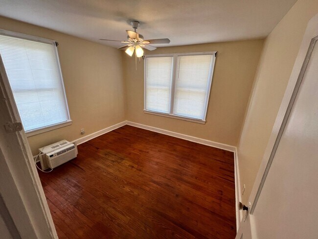 Building Photo - MOVE IN READY!