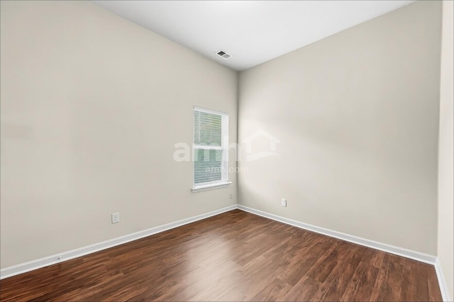 Building Photo - 918 Pine Ln