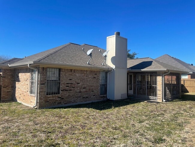 Building Photo - Super Cute Corner Lot House Ready to be called your HOME.