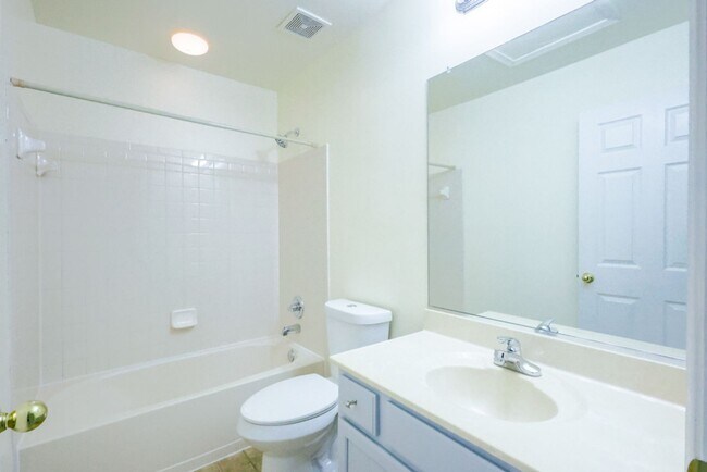 Building Photo - Lovely 3 BR/2 Full BA 2Half BA Townhome in...