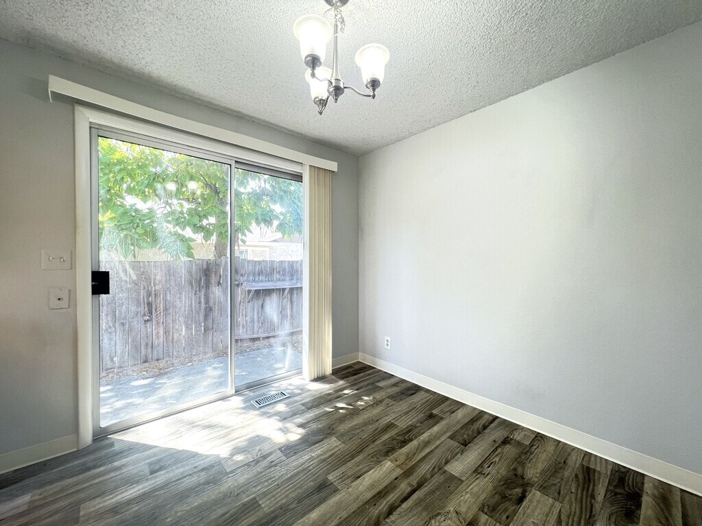 Building Photo - 906 E Bergeson St