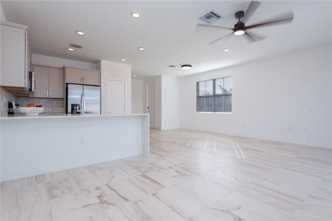 Building Photo - 230 SW 170th Ave