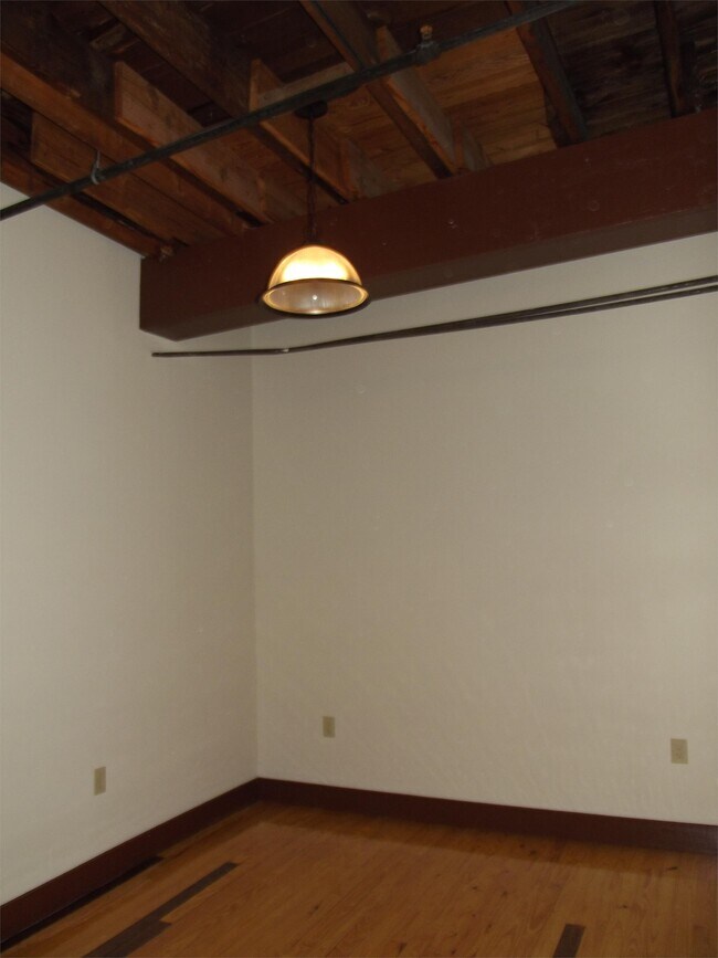 Building Photo - 125 Inman St E