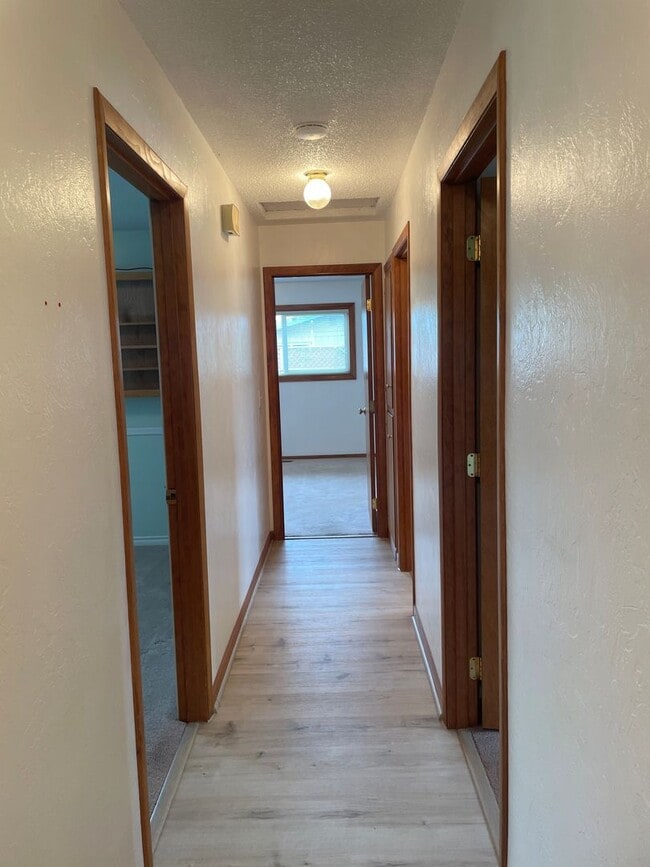 Building Photo - Charming 3 Bedroom, 2 Bath Home with Attac...