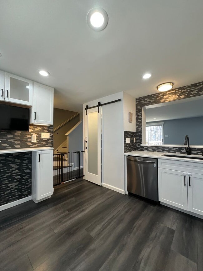 Building Photo - Beautiful 2BR 2BA 3 level townhome located in the Bowling Brook Farms Community