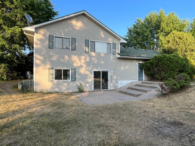 Building Photo - Spacious 5-Bed 2-Bath Split-Level Home in ...