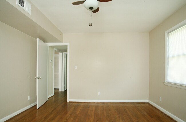 Building Photo - 425 26th St