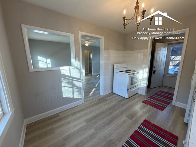 Building Photo - 715-709 W 7th St