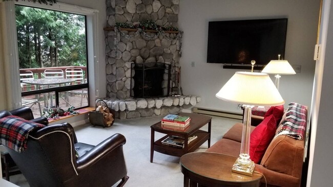 Building Photo - 1881 Cliff Rd